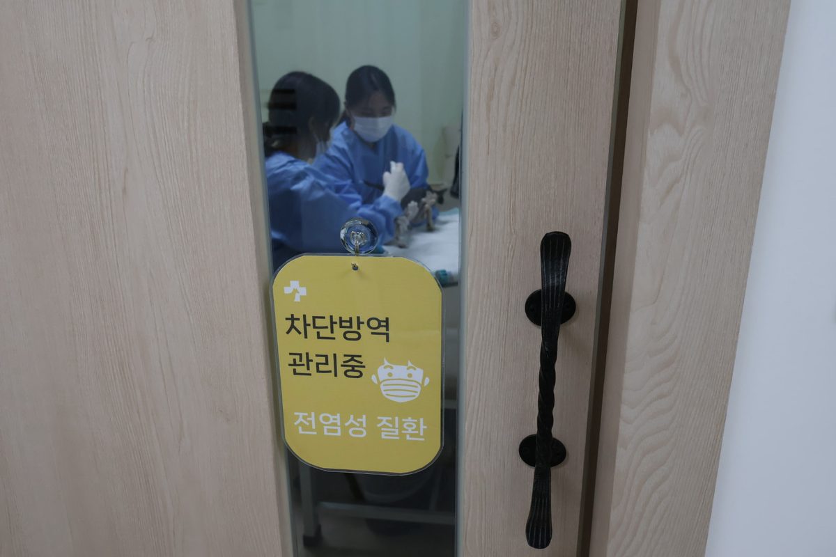 보호자 동반치료실 – 차단방역 관리 중 안내판이 붙은 치료실 출입문
